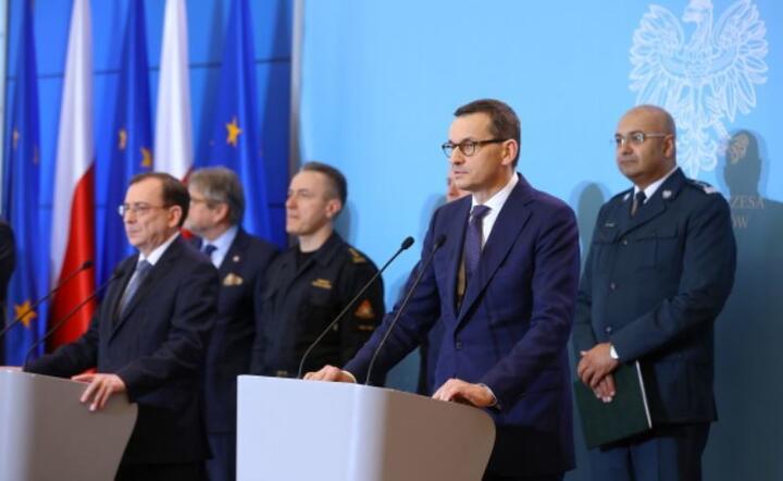 Premier Mateusz Morawiecki (2P), minister spraw wewnętrznych i administracji, koordynator służb specjalnych Mariusz Kamiński (L), główny inspektor transportu drogowego Alvin Gajadhur (P) podczas konferencji prasowej w KPRM w Warszawie, 9 bm.  / autor: PAP/Rafał Guz