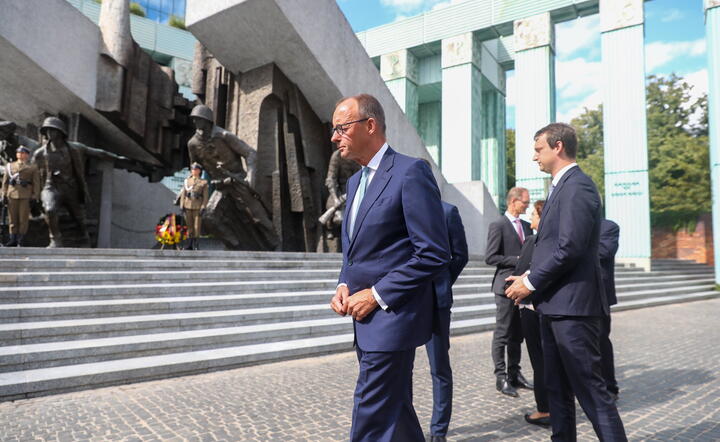 Lider chadeckiej partii CDU i szef frakcji parlamentarnej CDU/CSU Friedrich Merc składa kwiaty przed pomnikiem Powstania Warszawskiego w Warszawie / autor: fotoserwis PAP