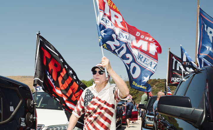 Zwolennik Donalda Trumpa przez wiecem kampanii byłego prezydenta w Simi Valley w Kalifornii / autor: PAP/EPA/BRANDON TAUSZIK 