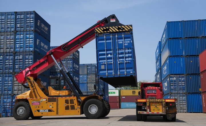 Logistyczna baza kontenerowa w Ningbo, prowincja Shenzen / autor: PAP/EPA/XINHUA / ZHENG HUANSONG