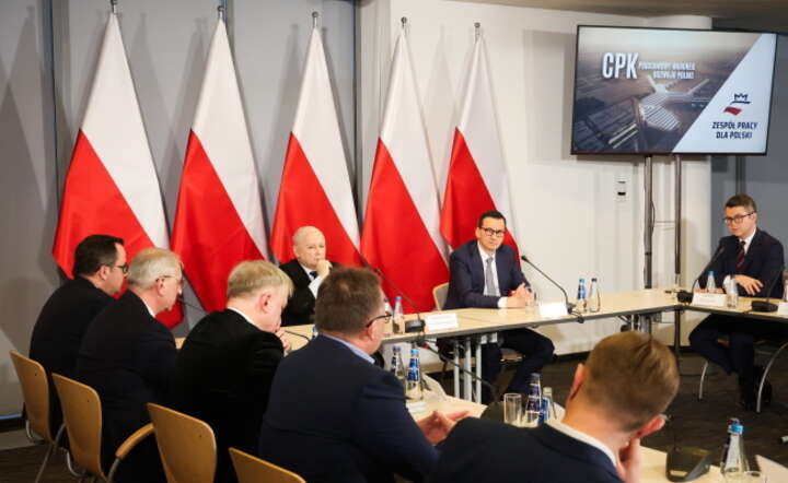 Poseł PiS, były premier Mateusz Morawiecki (2P), poseł PiS Piotr Mueller (P) i prezes PiS Jarosław Kaczyński (3P) podczas posiedzenia Zespołu Pracy dla Polski / autor: PAP/Szymon Pulcyn