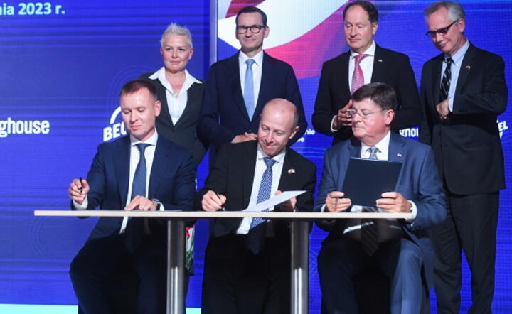 Premier Mateusz Morawiecki (3L), ambasador USA w Polsce Mark Brzezinski (3P), zastępca sekretarza USA ds. energii Andrew Light (P), prezes PEJ Mateusz Berger (L), pełnomocnik rządu ds. strategicznej infrastruktury energetycznej Anna Trzeciakowska-Łukaszewska (2L), prezesi Westinghouse Patrick Fragman (4L) oraz John Howanitz (2L) podczas uroczystości zawarcia umowy projektowej pierwszej elektrowni jądrowej w Polsce / autor: PAP/Piotr Nowak