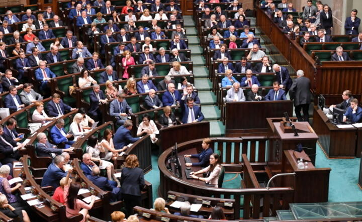 Zarobki posłów mają pójść w górę o 631 zł; jest to pochodna planowanej w 2020 r. przez rząd podwyżki w budżetówce / autor: PAP/Piotr Nowak