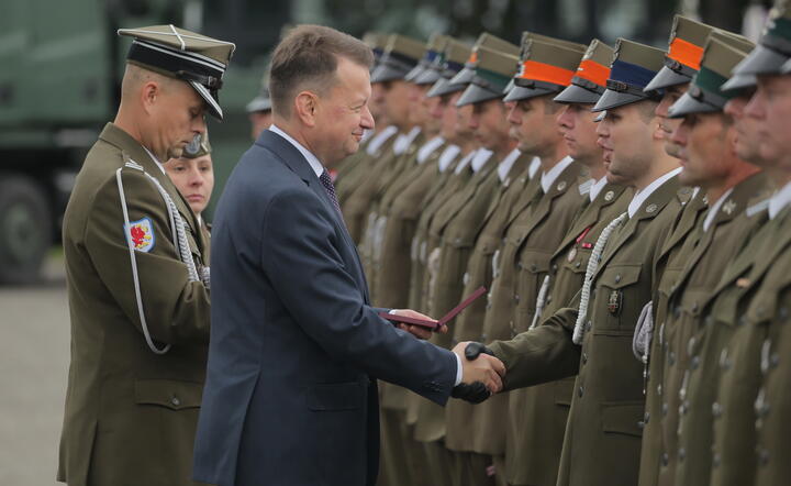Mariusza Błaszczak wręcza odznaczenia resortowe / autor: PAP