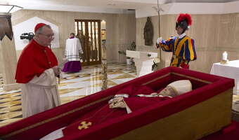 Watykan. Wystawiono ciało Papieża Franciszka