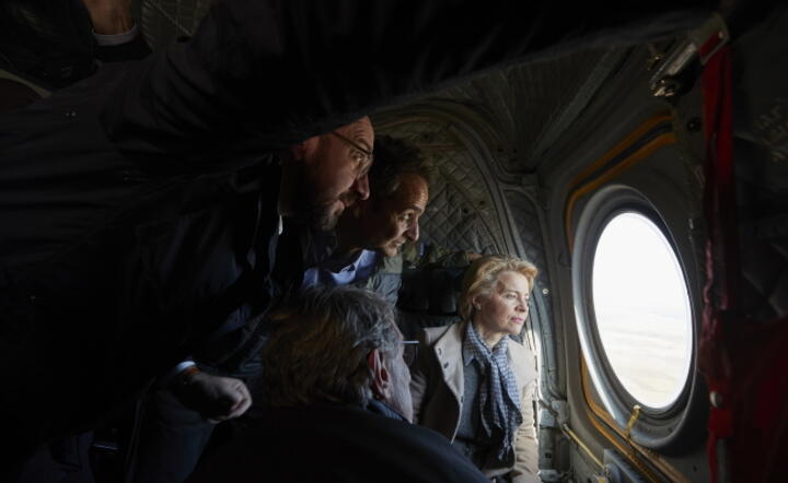 Greek Prime Minister Kyriakos Mitsotakis with European Council President Charles Michel, European Commission President Ursula von der Leyen and European Parliament President David Sassoli, looking out during a flight over Evros at the Greek-Turkish border / autor: PAP-EPA