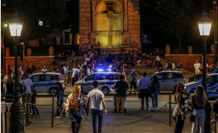 Patrol policyjny,  w dzielnicy Trastevere, Rzym, Włochy, 23 maja 2020 r.  / autor: PAP/EPA/FABIO FRUSTACI