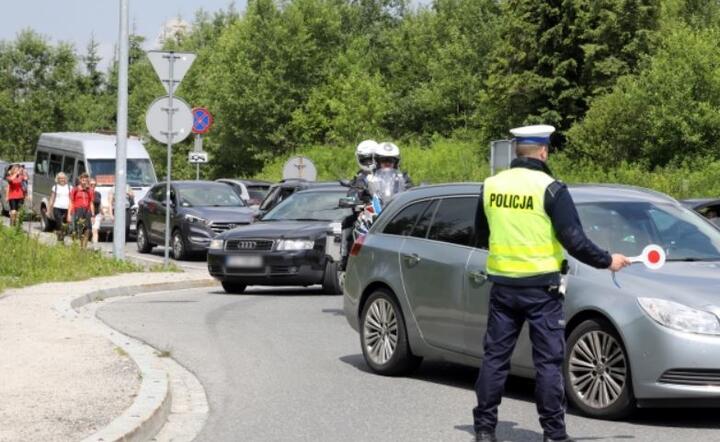 Na drodze prowadzącej do Morskiego Oka i przejścia granicznego w Łysej Polanie tworzą się ogromne korki.  / autor: PAP/Grzegorz Momot