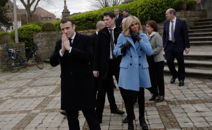 Prezydent Francji Emmanuel Macron (L) i jego żona Brigitte Macron (R) opuszczają lokal wyborczy po oddaniu głosu w pierwszej rundzie wyborów samorządowych we Francji w Le Touquet, Francja, 15 marca 2020 r / autor: PAP/EPA/THIBAULT VANDERMERSCH