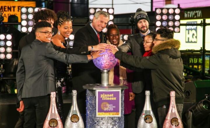 Burmistrz Nowego Jorku Bill de Blasio (w środku) bierze udział w uroczystościach sylwestrowych na Time Square w Nowym Jorku, USA, 31 grudnia 2019 r.  / autor: PAP/EPA/ANGEL COLMENARES