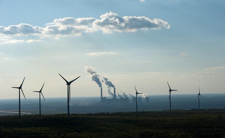 Farma wiatrowa w Kamieńsku (woj. łódzkie). W tle elektrownia Bełachatów, fot. materiały prasowe PGE
