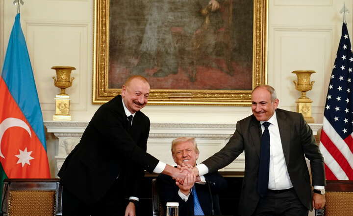 Prezydent Azerbejdżanu Ilham Alijew (L), prezydent USA Donald Trump (C) i premier Armenii Nikol Paszinjan (P) w Białym Domu po podpisaniu porozumienia TRIPP / autor: PAP/EPA/NATHAN HOWARD