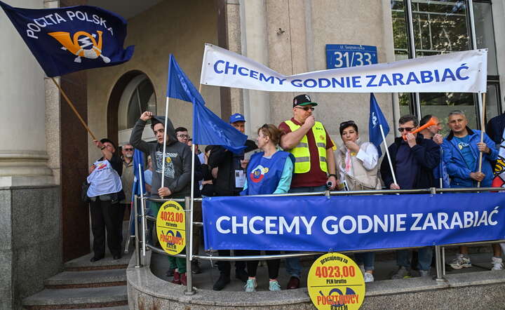 trajk ostrzegawczy pracowników przed budynkiem Poczty Głównej w Warszawie / autor: PAP/Radek Pietruszka
