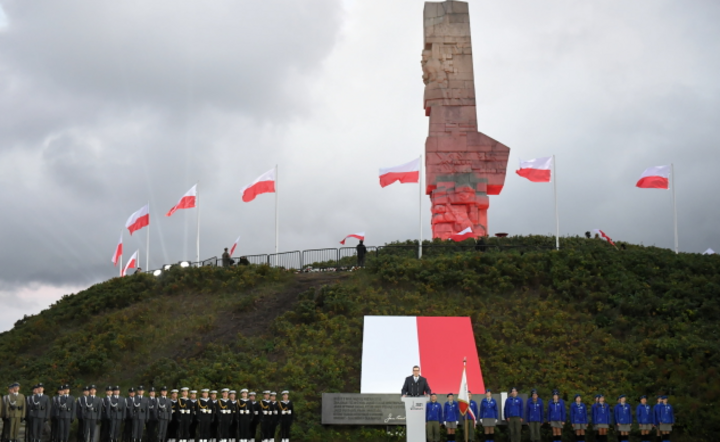 Prezes rady ministrów Mateusz Morawiecki podczas uroczystości przed Pomnikiem Obrońców Wybrzeża Westerplatte, 1 bm. w Gdańsku / autor: PAP/Adam Warżawa