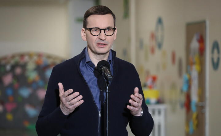 Premier Mateusz Morawiecki podczas briefingu prasowego po spotkaniu z przewodniczącą Parlamentu Europejskiego Robertą Metsolą w siedzibie Szkoły Podstawowej im. Kornela Makuszyńskiego w Otwocku / autor: PAP/Paweł Supernak
