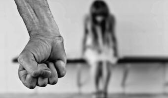 Hiszpanie częściej biją kobiety i seniorów
