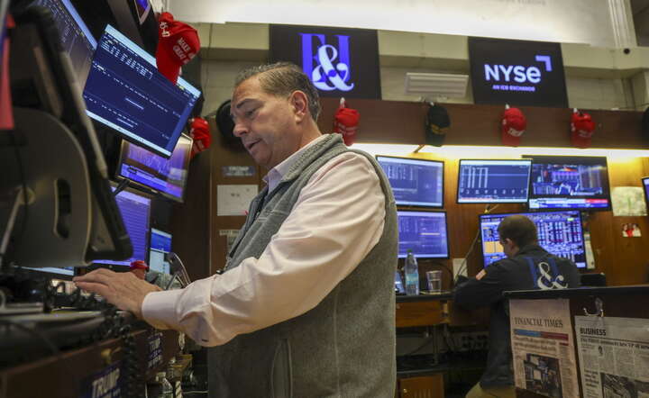 Makler na parkiecie giełdy nowojorskiej NYSE przy Wall Street, 16 października 2026 / autor: PAP/EPA/SARAH YENESEL