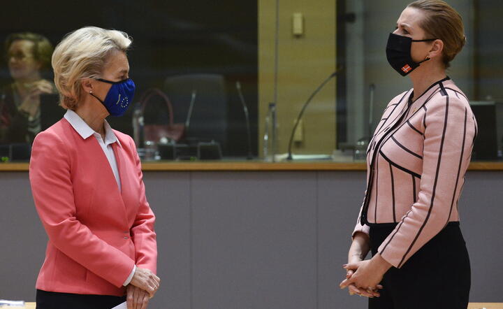 Ursula von der Leyen (z lewej) rozmawia z Mette Frederiksen, premier Danii podczas szczytu UE / autor: PAP/EPA