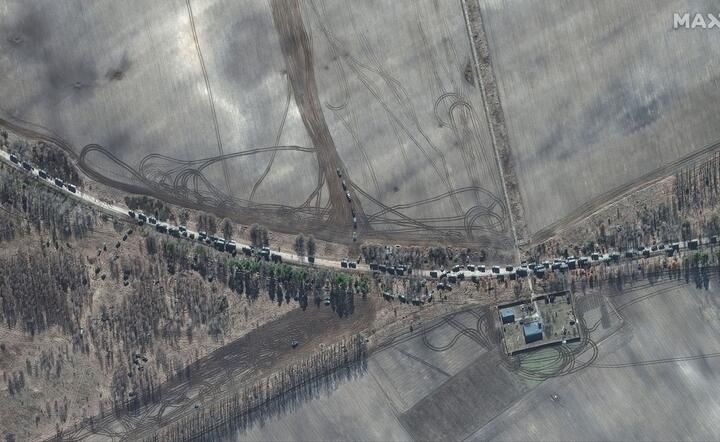 południowy kraniec konwoju na autostradzie T-1011 wzdłuż wschodniego krańca lotniska Antonov pod Kijowem na Ukrainie / autor: EPA/PAP