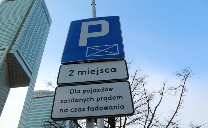 Emobilność wymaga budowy publicznie dostępnych sieci stacji ładowania samochodów elektrycznych oraz tankowania wodorem / autor: Fratria / JS