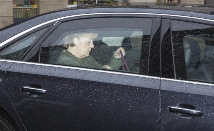 Kanclerz Angela Merkel przyjeżdża 3 stycznia na spotkanie polityków CDU, CSU i SPD / autor: fot. PAP / EPA / Omer Messinger