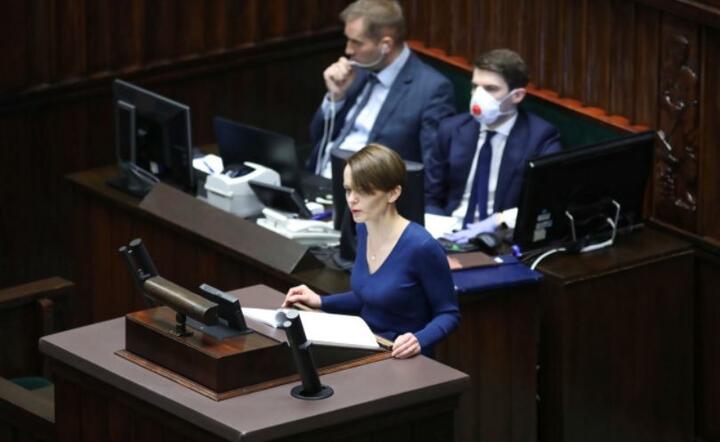 Minister rozwoju Jadwiga Emilewicz (C) przemawia na sali obrad podczas drugiego dnia posiedzenia Sejmu, 27 bm / autor: PAP/Leszek Szymański