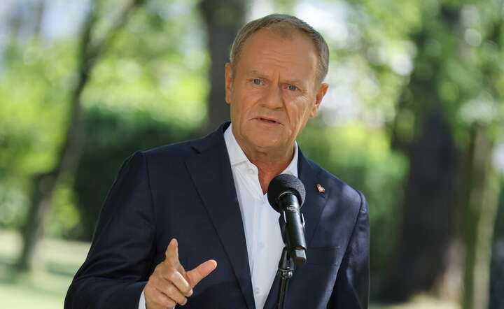 Premier Donald Tusk podczas konferencji prasowej po posiedzeniu rządu przed siedzibą KPRM / autor: PAP/Paweł Supernak