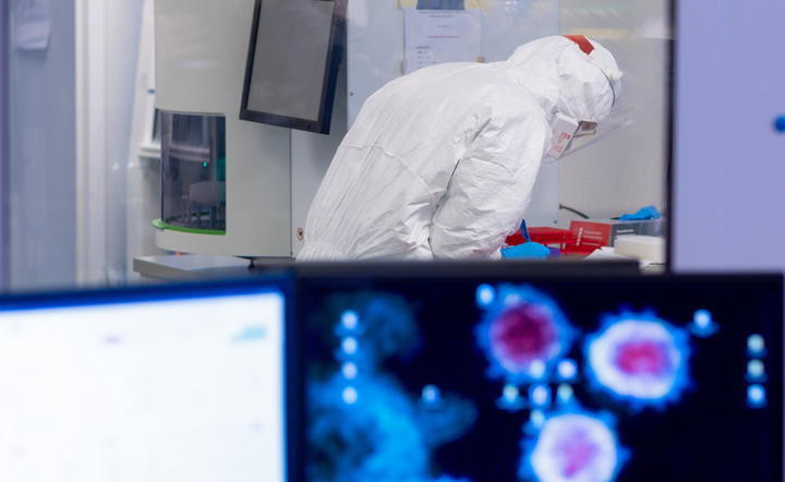 laboratorium, wyodrębnianie mutacji koronawirusa / autor: fotoserwis PAP
