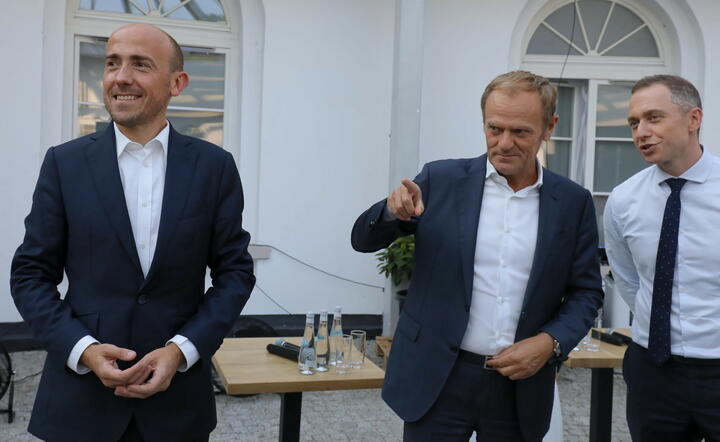 PO przewodniczącego PO Donald Tusk, wiceprzewodniczący PO Borys Budka i przewodniczący KP KO Cezary Tomczyk / autor: fotoserwis PAP