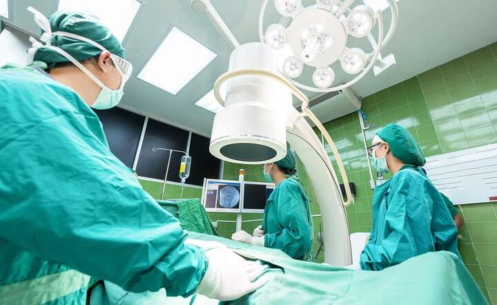 Para neurochirurgów działająca na terenie kilku województw mogła wystawiać zawyżone rachunki szpitalom / autor: Pixabay