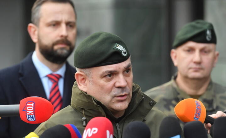 . Szef Sztabu Generalnego Wojska Polskiego gen. Wiesław Kukuła (C) podczas briefingu prasowego po zakończeniu spotkania w Biurze Bezpieczeństwa Narodowego w Warszawie / autor: PAP/Piotr Nowak