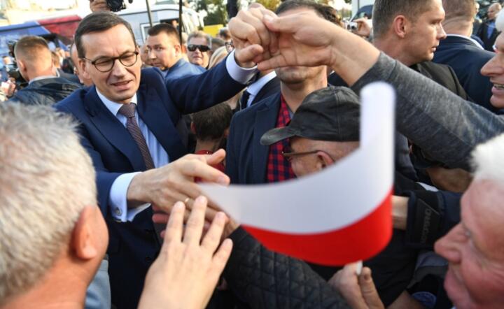 Premier Morawiecki wśórd mieszkańców Radzynia Podlaskiego / autor: fot. PAP/Wojciech Pacewicz
