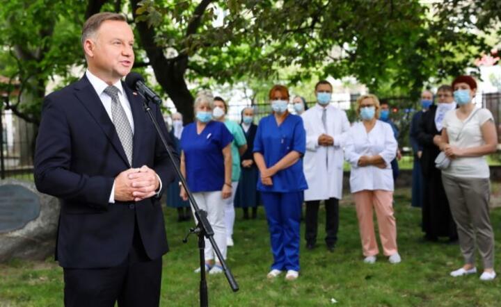 Andrzeja Dudy podczas uroczystości złożenia wieńca przed pomnikiem upamiętniającym ofiary likwidacji Szpitala Wolskiego. / autor: PAP/Rafał Guz