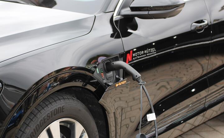 PE chce stacji ładowania co 60 km, VW nie ma nic przeciw