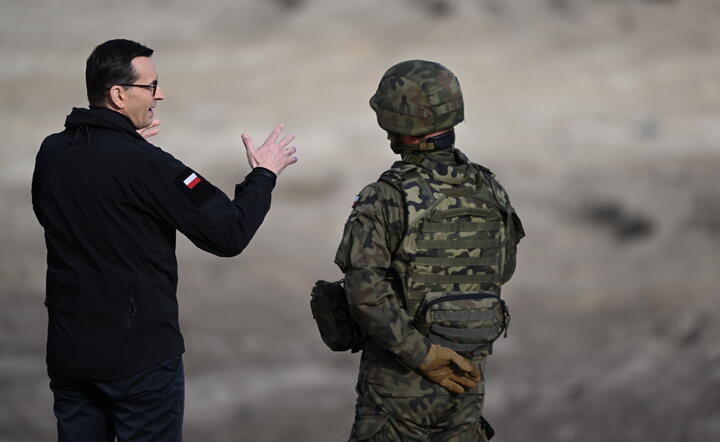 Premierzy Polski Mateusz Morawiecki (L) podczas manewrów / autor: PAP/Darek Delmanowicz