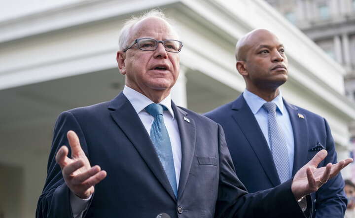 Tim Walz jest byłym wojskowym i nauczycielem / autor: SHAWN THEW/EPA/PAP