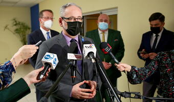 Spór o szczepionki. Rząd wybiera kancelarię
