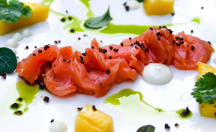 Mięso łososia i innych ryb morskich jest źródłem kwasów Omega-3 / autor: Pixabay