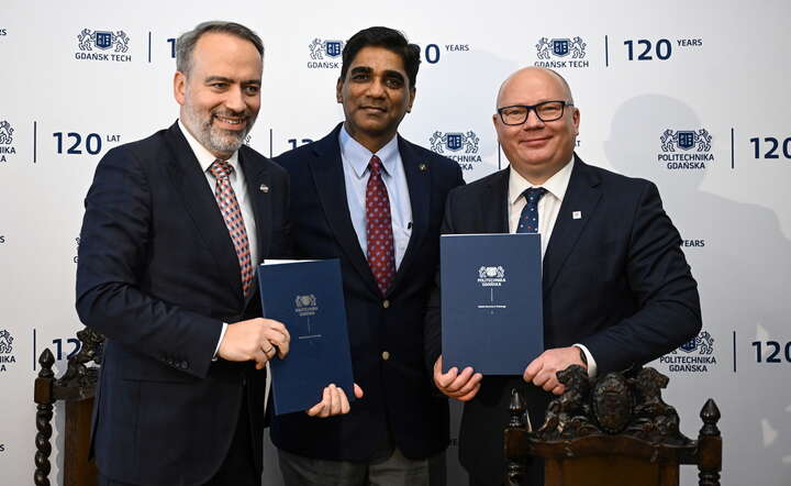  Rektor PG prof. Krzysztof Wilde (P), pierwszy wiceprezes firmy Bechtel Ramesh Balasubramanian (C) oraz prezes Bechtel Polska Leszek Hołda (L) na podpisaniu porozumienia o współpracy Politechniki Gdańskiej z amerykańskim koncernem Bechtel / autor: PAP/ Marcin Gadomski