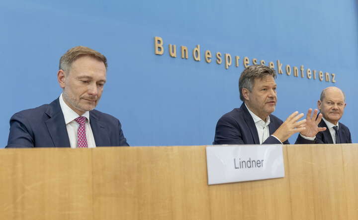Konferencja niemieckiego rządu o budżecie. Od prawej: kanclerz Olaf Scholz, minister gospodarki i klimatu Robert Habeck i minister finansów Christian Lindner ,  / autor: PAP/EPA/CHRISTIAN THIEL