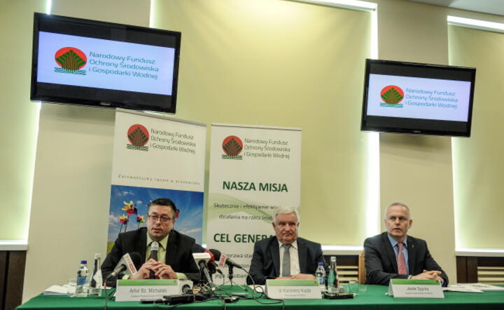 Prezes zarządu NFOŚiGW dr Kazimierz Kujda (C) oraz zastępcy prezesa Jacek Spyrka (P) i Artur Sz. Michalski (L), podczas konferencji prasowej z udziałem zarządu Narodowego Funduszu Ochrony Środowiska i Gospodarki Wodnej, fot. PAP/Marcin Obara