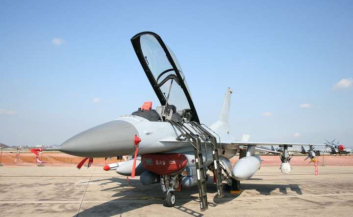 Myśliwiec F-16 z podwieszonym uzbrojeniem i dodatkowymi zbiornikami paliwa na wystawie lotniczej / autor: Pixabay
