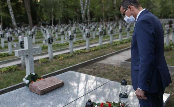 Premier Morawiecki na grobie płk. Ignacego Matuszewskiego / autor: KPRM