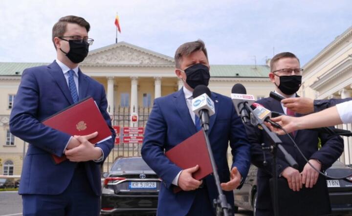 Michał Dworczyk szef KPRM, rzecznik rządu Piotr Mueller i  poseł PiS Krzysztof Kubów  podczas konferencji prasowej przed Urzędem m. st. Warszawy, 28 bm.  / autor: PAP/Mateusz Marek