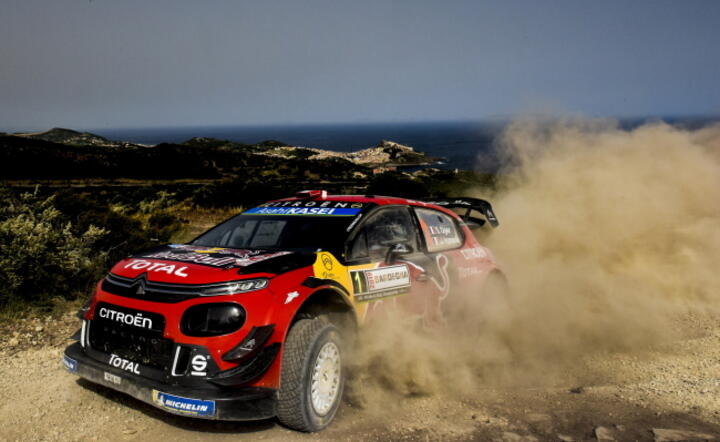 Silniki elektryczne dodadzą rajdówkom mocy na odcinkach specjalnych. Na zdjęciu: mistrz świata Sebastian Ogier  jedzie Citroenem C3 C3 WRC RC1 na trasie Rajdu Sardynii, 14 czerwca 2019  / autor: PAP/EPA/Reporter Images