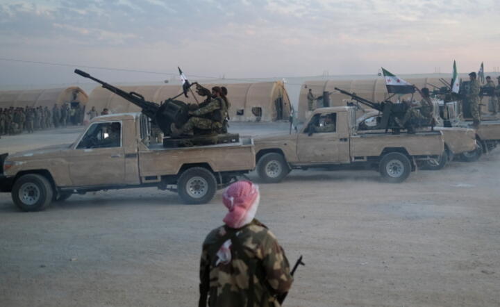 Proturecka milicja na terenie Syrii bierze udział w tureckiej operacji militarnej  / autor: PAP/EPA/STR