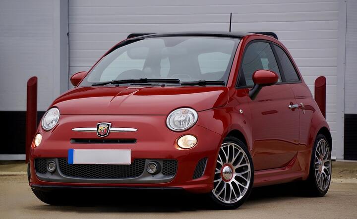 Fiat i Peugeot w jednym stoją domu / autor: Pixabay