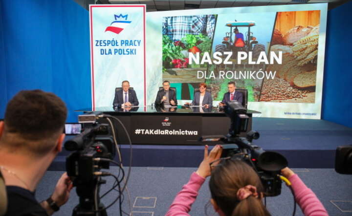 Posłowie PiS Mateusz Morawiecki (2L) i Robert Telus (L), poseł Kukiz'15 Jarosław Sachajko (P) oraz była prezes ARiMR Halina Szymańska podczas konferencji prasowej / autor: PAP/Albert Zawada