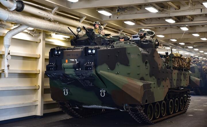 Pojazdy US Army typu AAV8 na pokładzie transportowca / autor: Pixabay