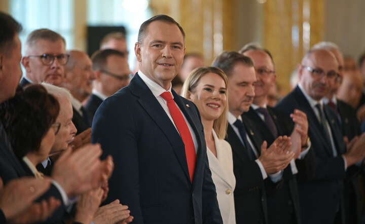 Prezydent elekt Karol Nawrocki (C) podczas uroczystości wręczenia mu uchwały PKW ws. stwierdzenia wyniku wyborów prezydenckich / autor: PAP/Marcin Obara
